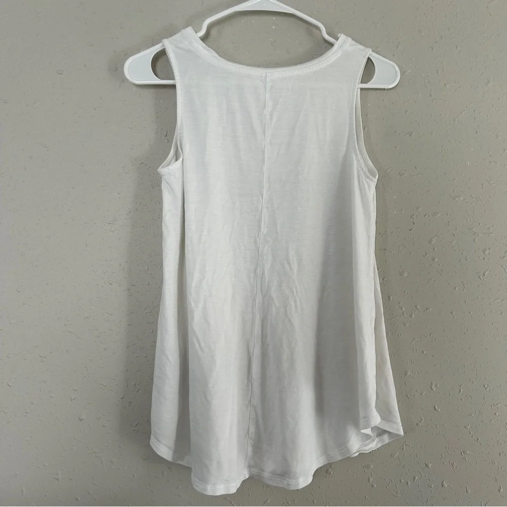 🦋 Old Navy Kindness over Everything White Sleeveless Tee Tank Top Summer Casual